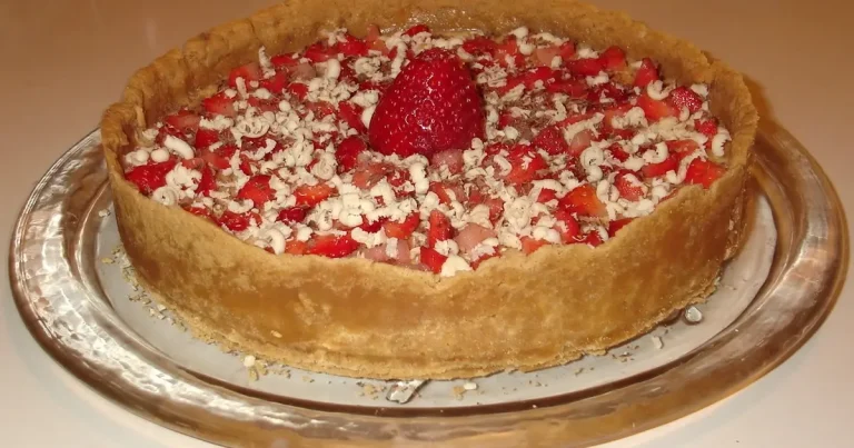 Foto da receita de Torta de doce de leite e morangos