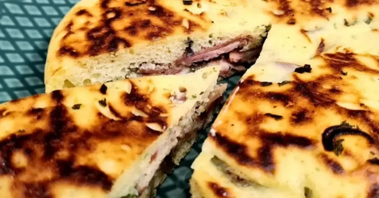 Foto da receita de Torta de frigideira de calabresa acebolada
