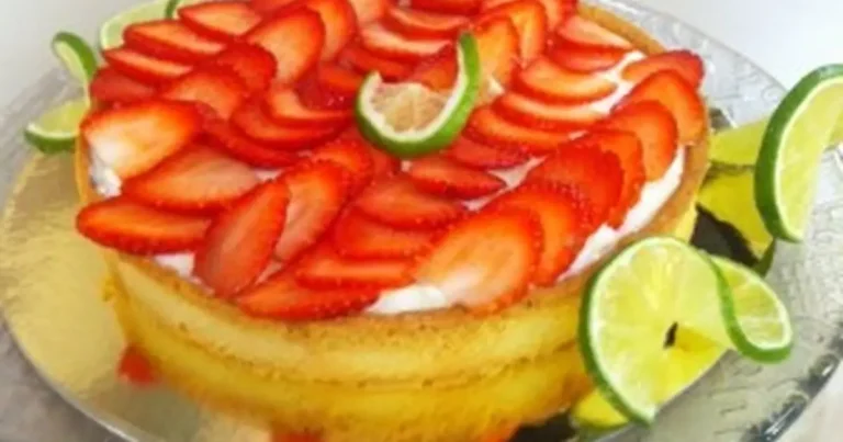 Foto da receita de Torta de limão com chocolate e morangos