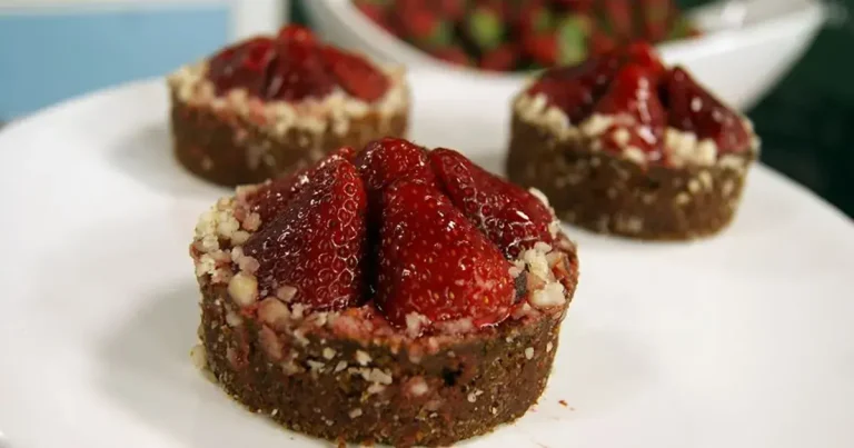 Foto da receita de Torta de Morango com Iogurte e Castanha do Pará