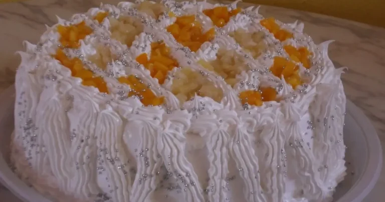 Foto da receita de Torta de nata com pessego e abacaxi