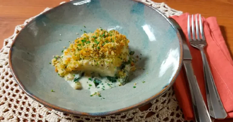 Foto da receita de Torta de peixe e espinafre com crosta de purê gratinado
