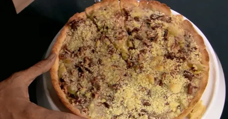 Foto da receita de Torta de pera com creme de cardamomo e crumble de noz pecan