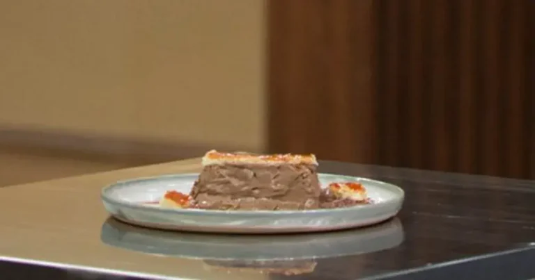Foto da receita de Torta dobos com creme de cappuccino e calda de café