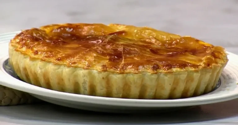 Foto da receita de Torta folhada de carne desfiada
