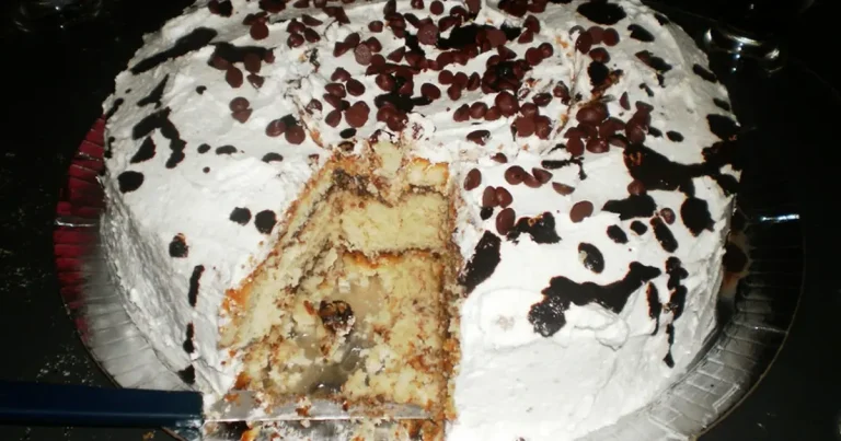 Foto da receita de Torta gelada de chantily com gotas de chocolate