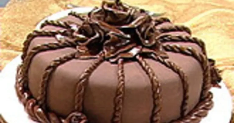 Foto da receita de Torta Majestosa Coberta com Pasta de Chocolate