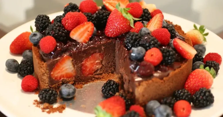 Foto da receita de Torta Trufada de Chocolate com Frutas Vermelhas