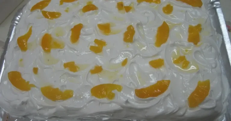 Foto da receita de Torta Úmida de Pêssegos em Calda
