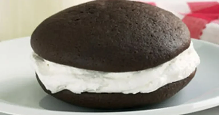 Foto da receita de Whoopie de chocolate com recheio de creme de marshmallow