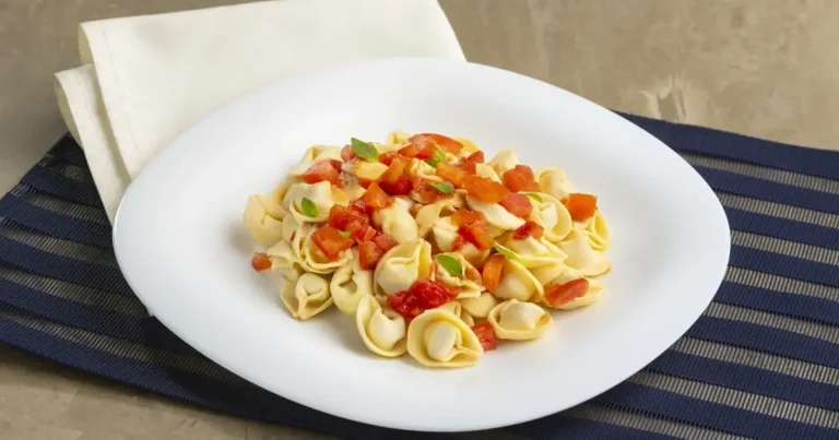 Foto da receita de Agnolini de frango ao molho de tomate e manjericão