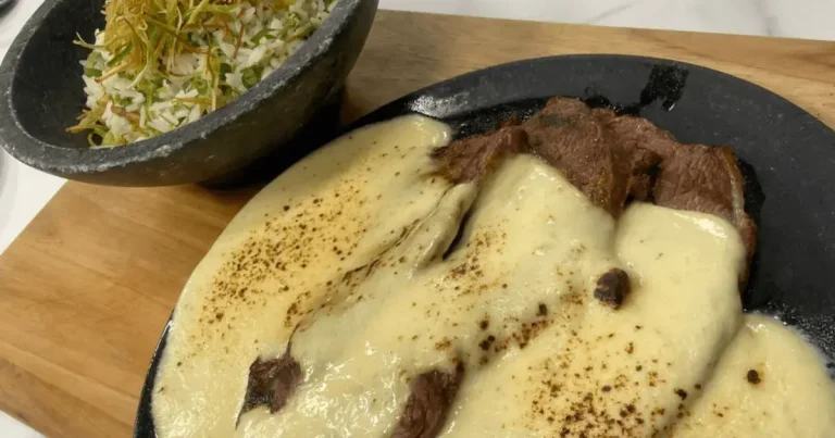 Foto da receita de Alcatra ao molho de queijos e arroz com alho-poró crocante
