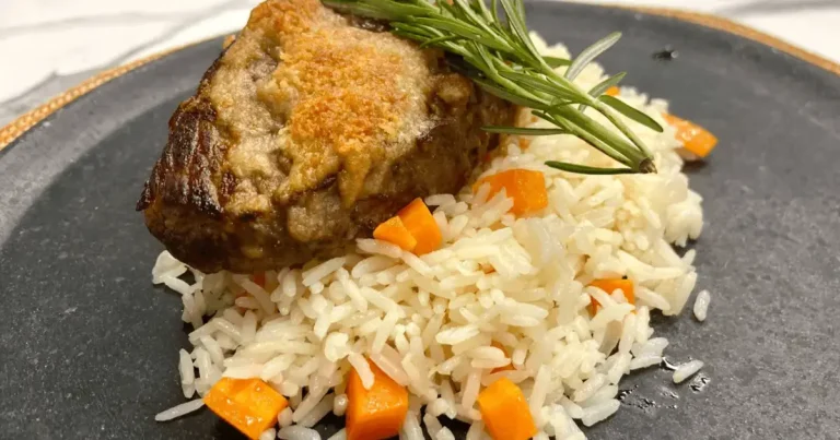 Foto da receita de Alcatra com crosta de alho e arroz com cenoura