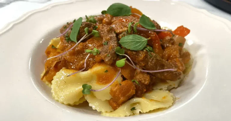 Foto da receita de Alcatra em tiras ao molho caçador e farfalle