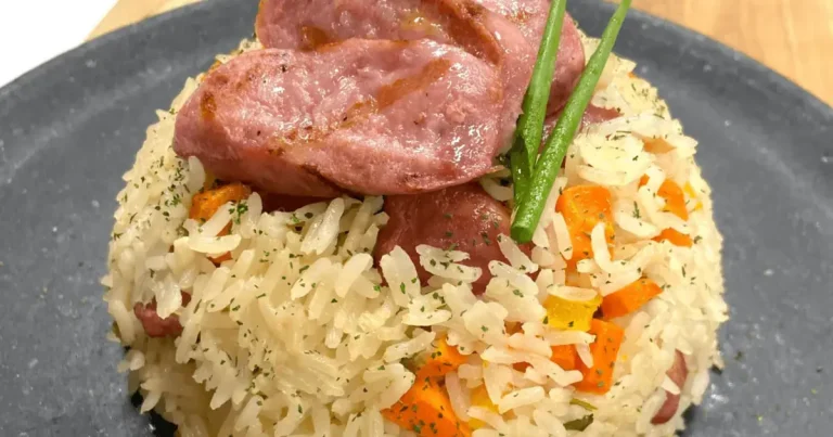 Foto da receita de Arroz colorido com linguiça