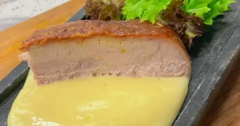 Foto da receita de Barriga de porco crocante com purê de batatas