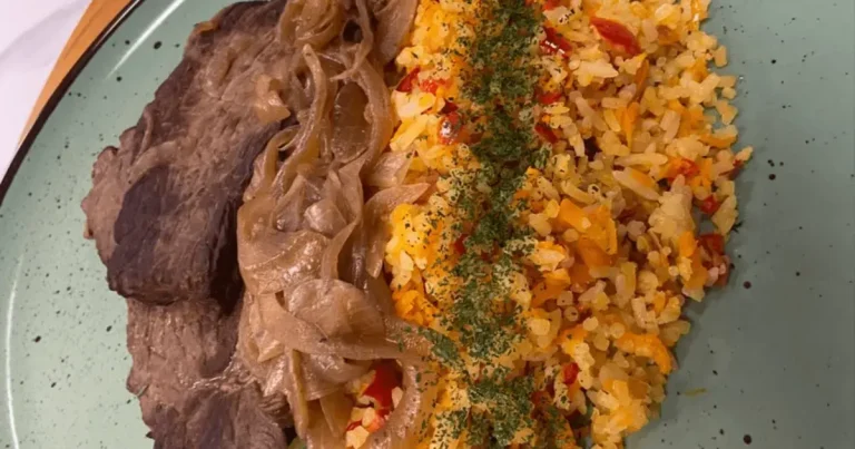 Foto da receita de Bife acebolado com arroz de festa