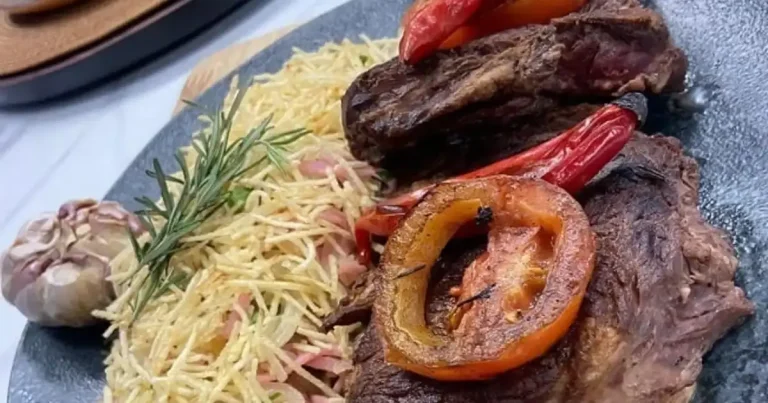Foto da receita de Bife ancho com refogado de ervilha, presunto e batata palha