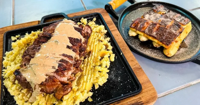 Foto da receita de Bife de chorizo em cama de batatas e cartola