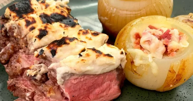 Foto da receita de Bife de tira com crosta de alho e cebola recheada