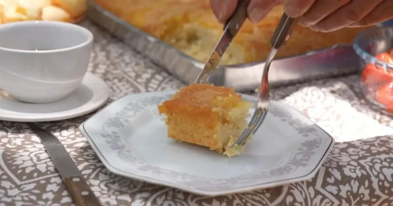 Foto da receita de Bolo caramelizado de abacaxi com coco