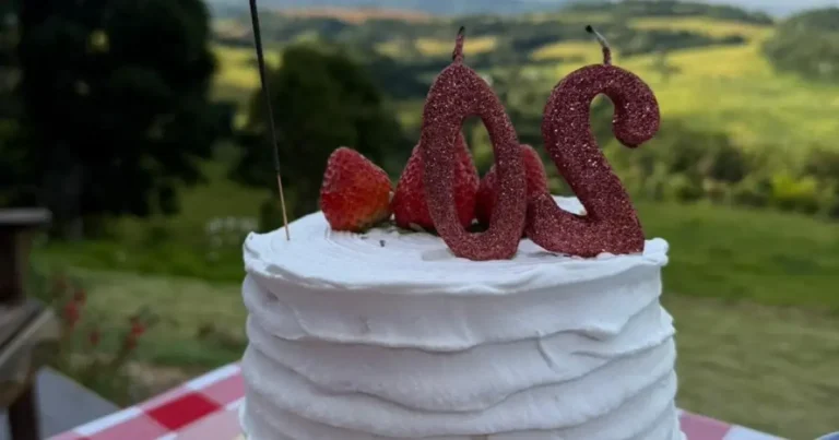 Foto da receita de Bolo de aniversário de morango com creme belga e cobertura de chantilly