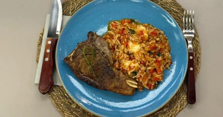 Foto da receita de Chuleta na frigideira com arroz de tomate