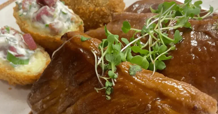 Foto da receita de Contrafilé ao molho de cerveja com batata recheada e empanada