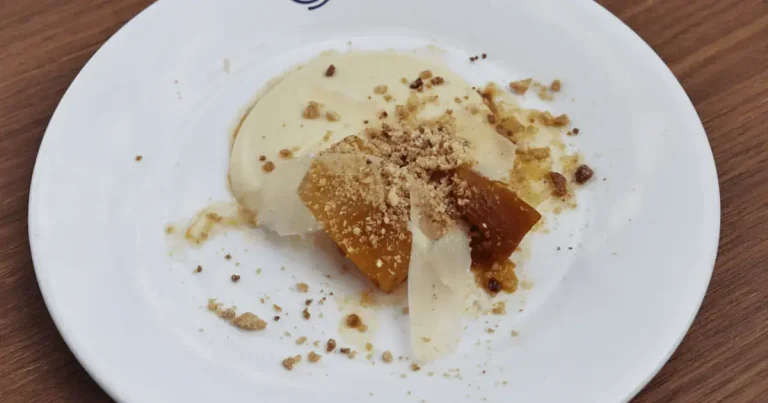 Foto da receita de Creme de queijo com compota de abóbora e crumble de amendoim