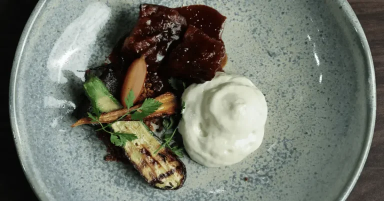 Foto da receita de Cupim com espuma de batata com alho-poró, legumes na brasa e castanha-de-baru