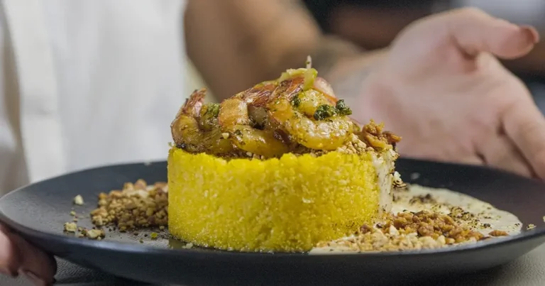 Foto da receita de Cuscuz nordestino com camarão e creme de queijo coalho