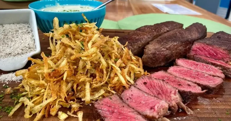 Foto da receita de Denver steak com batata palha e creme de gorgonzola
