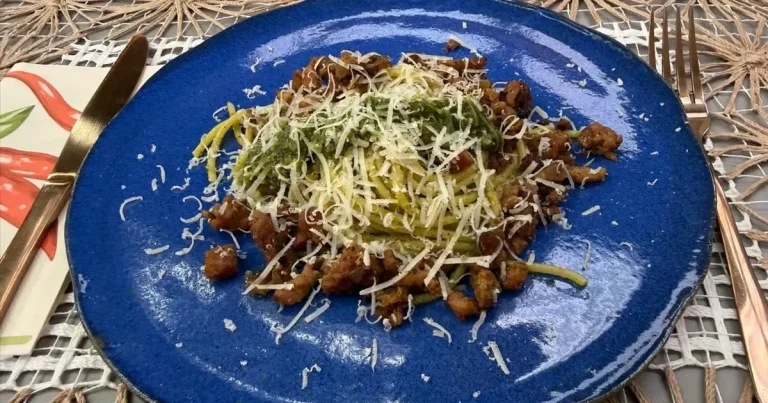 Foto da receita de Espaguete com ragu de linguiça e pesto de pistache