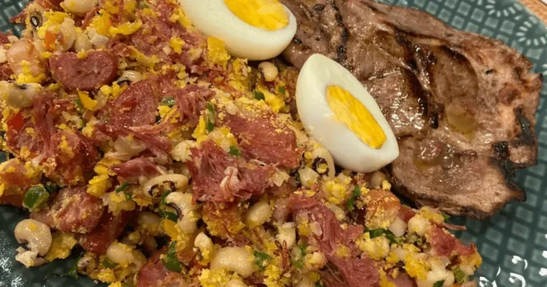 Foto da receita de Feijão-tropeiro com copa-lombo flambada na cachaça