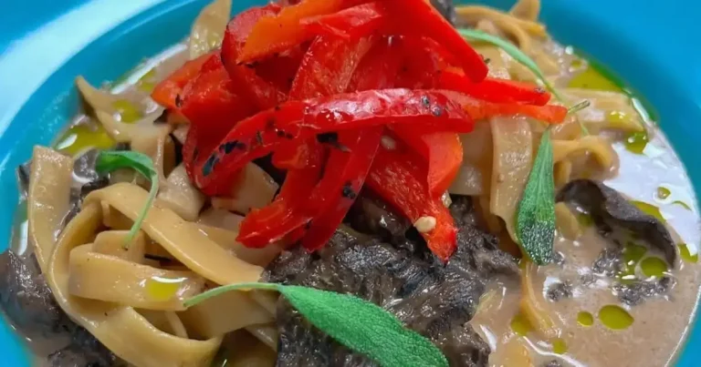 Foto da receita de Fettuccine ao molho de funghi com pimentão assado