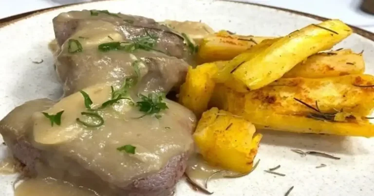 Foto da receita de Filé mignon ao molho madeira com mandioca rústica