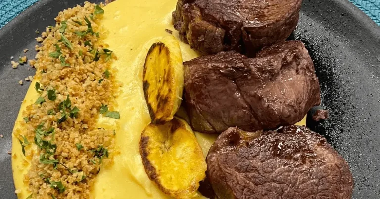 Foto da receita de Filé mignon com aligot de banana