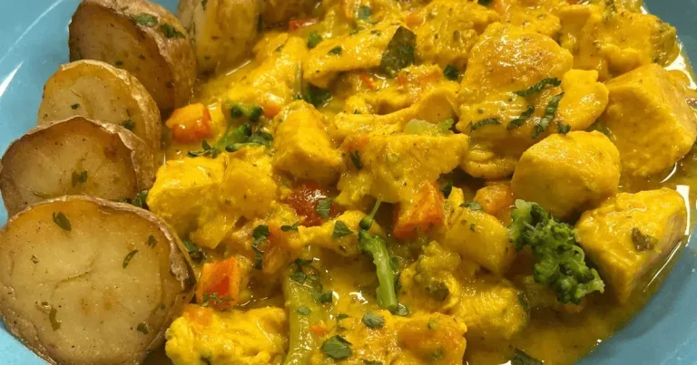 Foto da receita de Frango ao molho de leite de coco com batata bolinha
