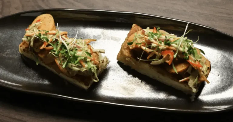 Foto da receita de Linguiça de peixe com coleslaw, maionese de mexilhões e pão tostado