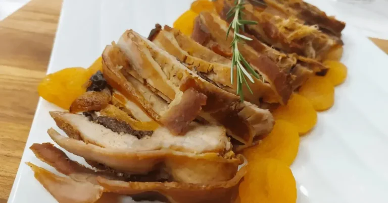 Foto da receita de Lombo e arroz com passas e amêndoas