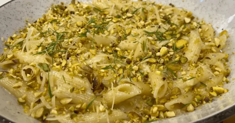 Foto da receita de Massa ao molho de gorgonzola e pistache