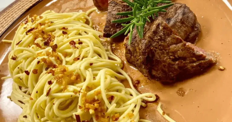 Foto da receita de Medalhão de filé mignon grelhado com macarrão ao alho e óleo
