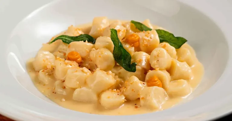 Foto da receita de Nhoque com fondue de cabra, creme de abóbora, nozes e sálvia
