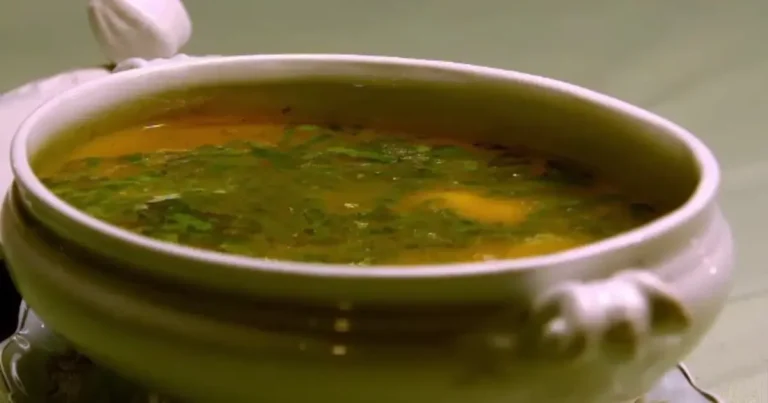 Foto da receita de Passatelli: caldo de frango com pingos de macarrão