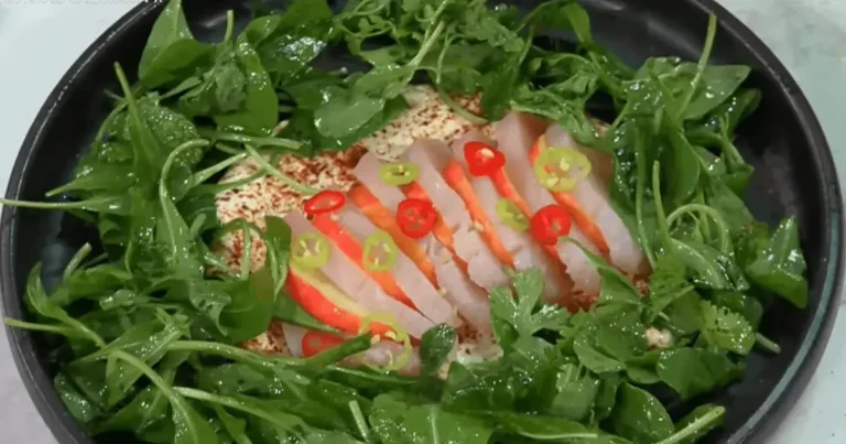 Foto da receita de Peixe curado com caju e salada de folhas