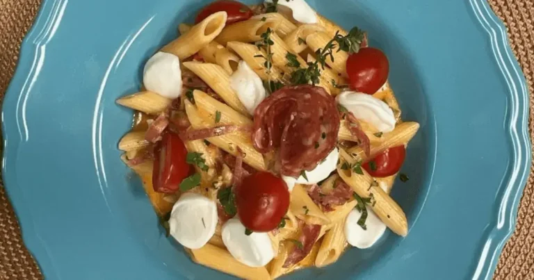 Foto da receita de Penne ao molho de salame com conhaque
