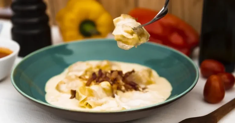 Foto da receita de Rondelli de presunto e queijo ao molho branco cremoso