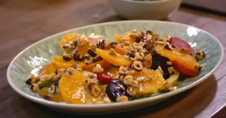 Foto da receita de Salada de beterraba, laranja, avocado, avelãs e menta