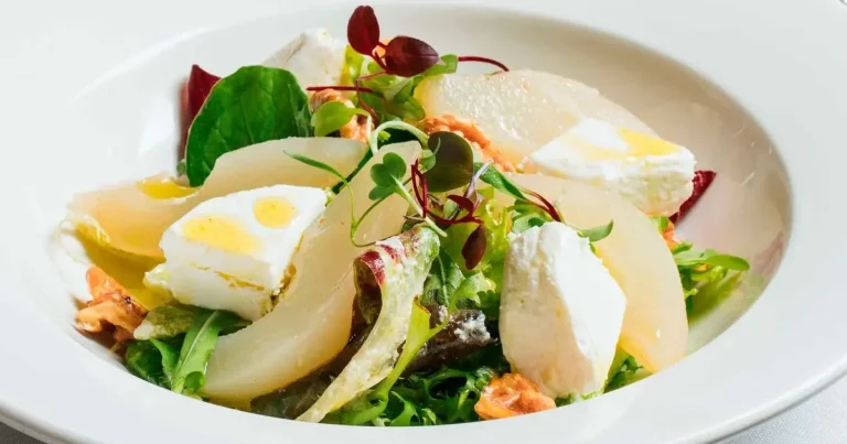 Foto da receita de Salada de rúcula com pera e queijo de cabra