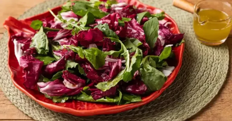 Foto da receita de Salada de rúcula e radicchio com molho de bacon